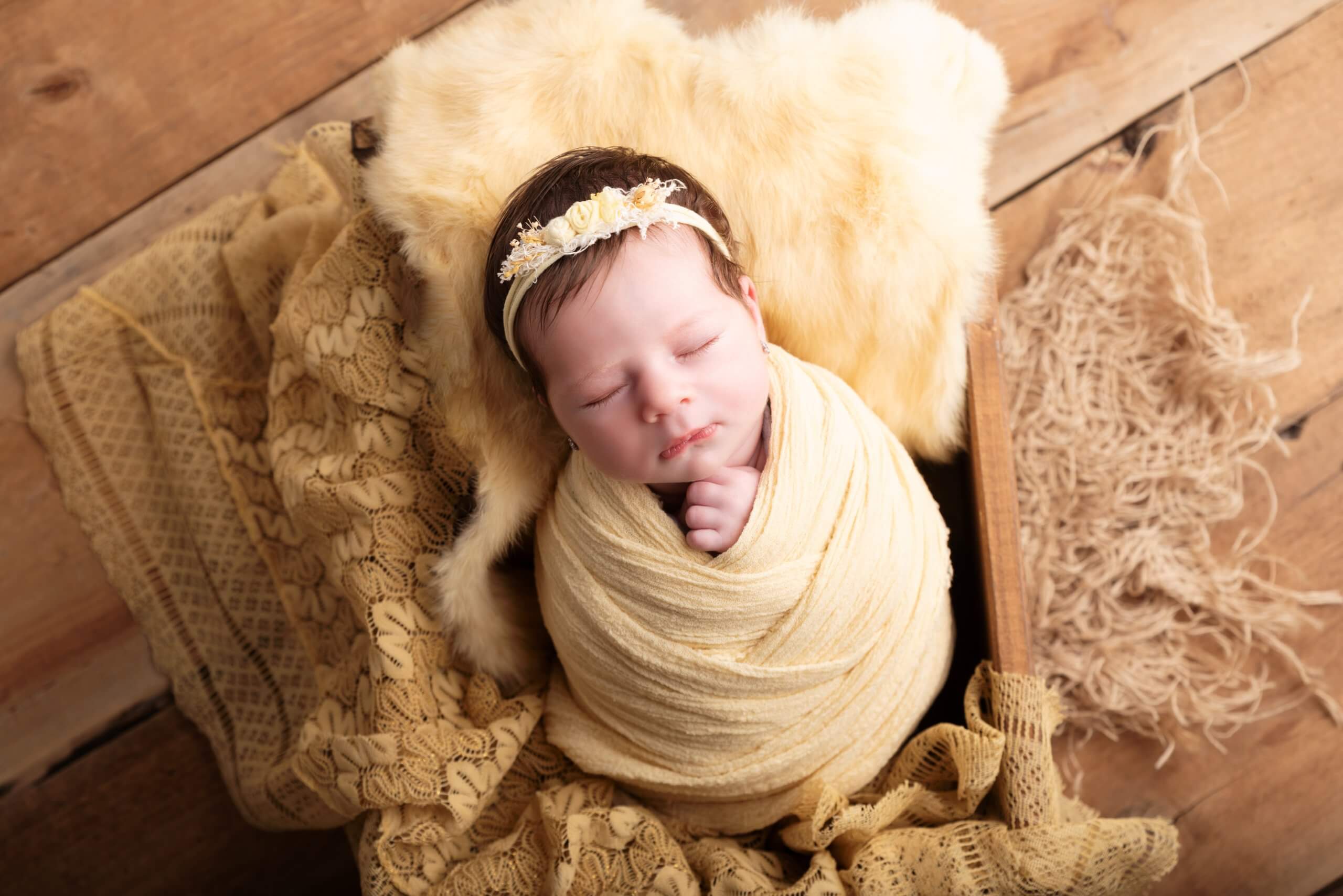 Nou-născut înfășat în galben doarme liniștit