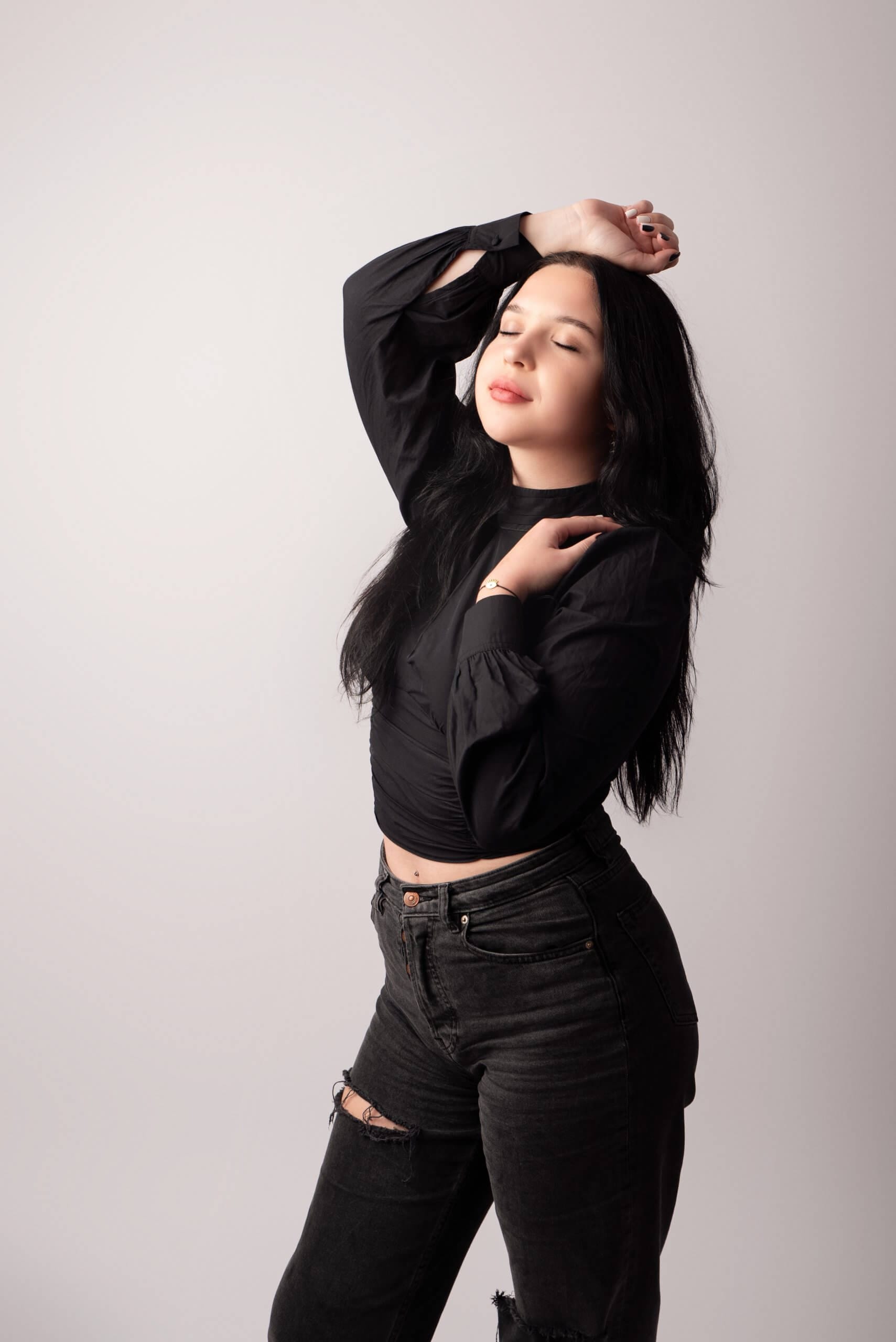 Femeie pozând cu mâna pe cap